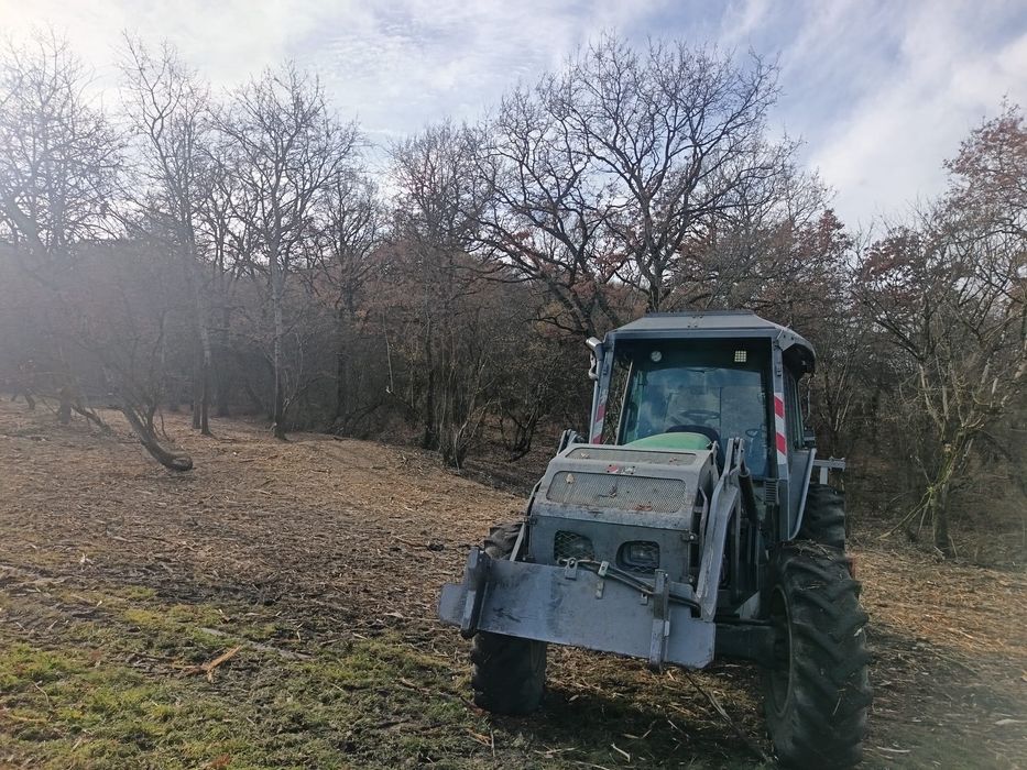 Valtra T121 cu volan pe spate