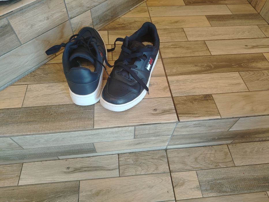 Adidași adidas albi și adidasii Tommy bleomarin