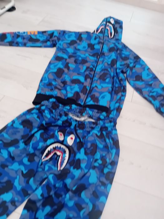 Vând trening bape