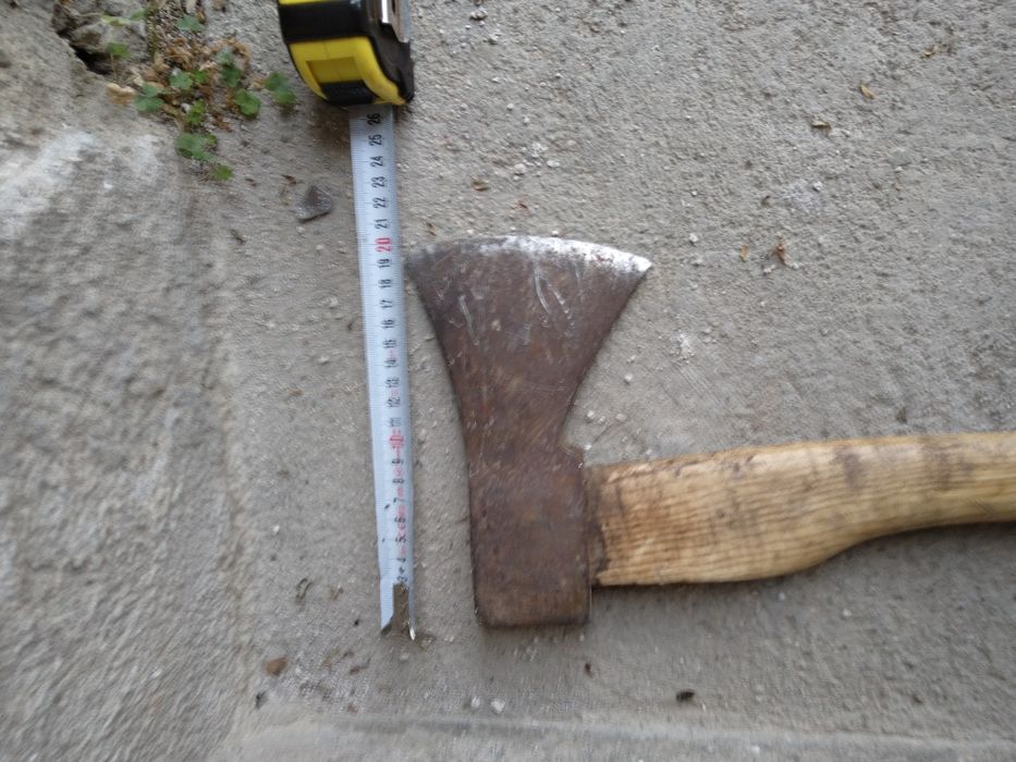 Продавам две Немски антикварни брадви големи Пожарникарски