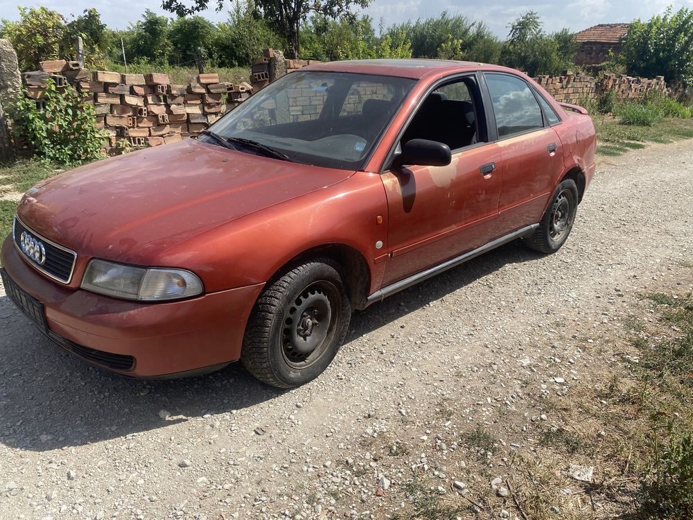 На части Audi A4
