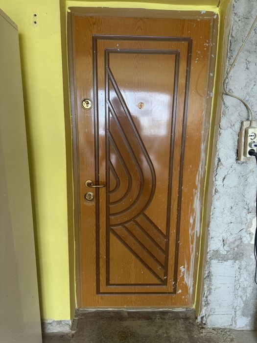 Usa intrare apartament