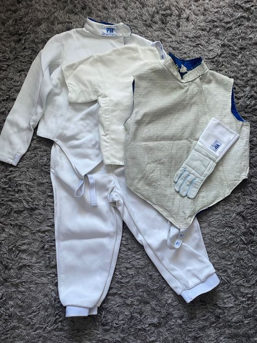 Costum de scrimă