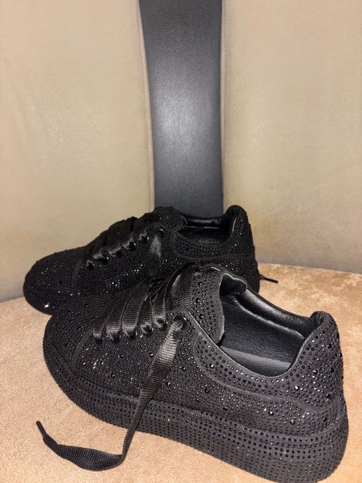 Чисто нови дамски маратонки с камъчета