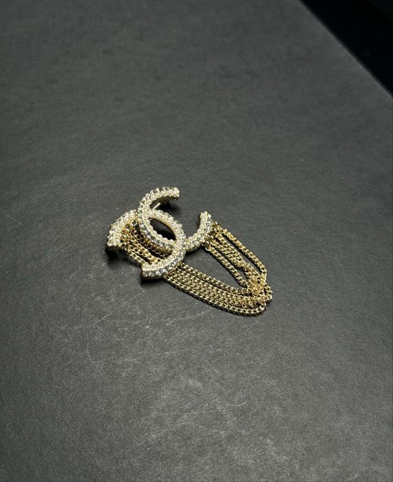 Brosa Chanel cu perle si pietre