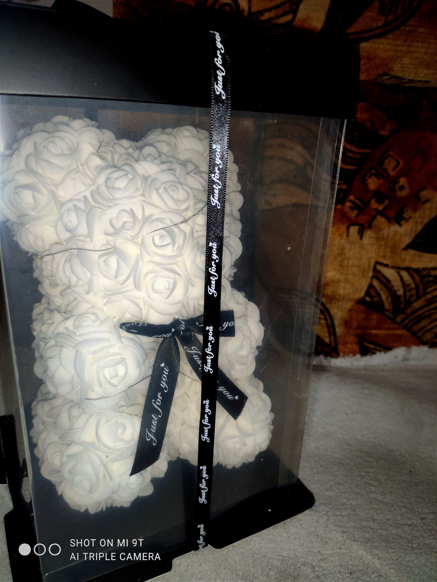 Ръчно изработено мече от рози с кутия и светлина