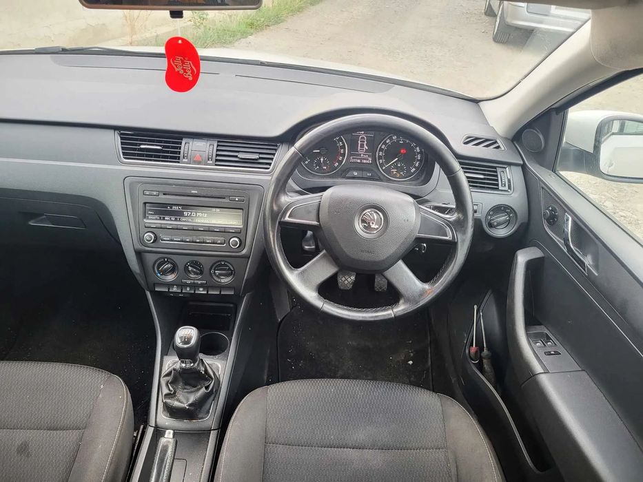USA FATA DREAPTA/USA SPATE DREAPTA /OGLIDA DREAPTA SKODA RAPID