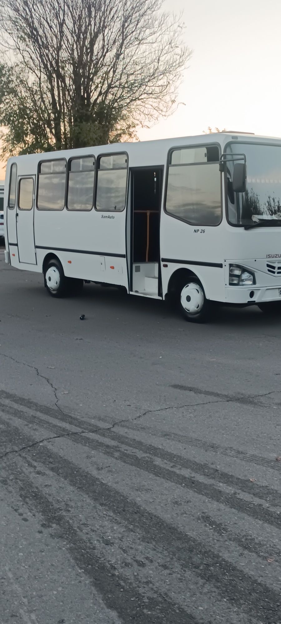 Avtobuz Isuzu np 26 mesta