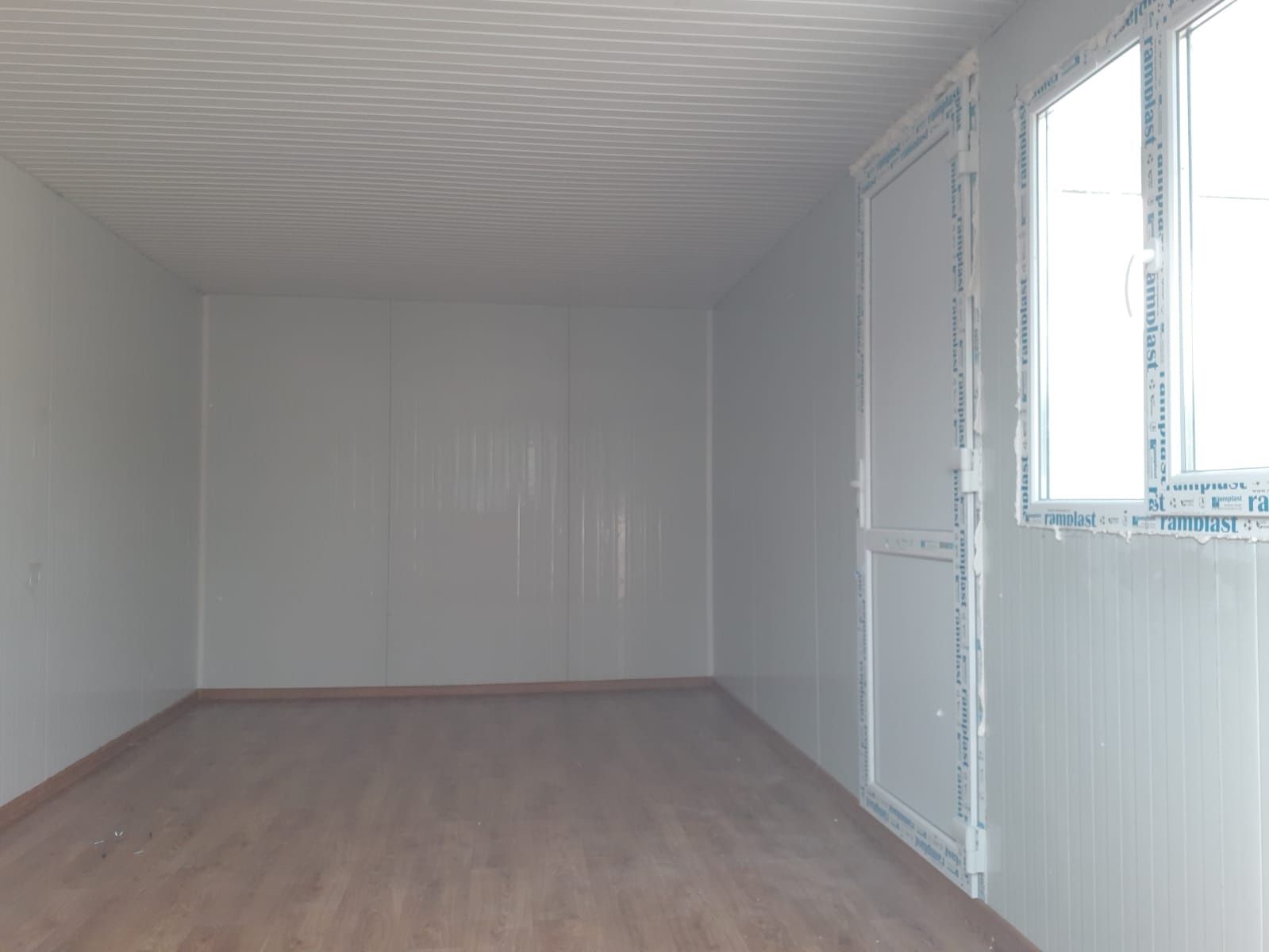 Vând container modular 2,4x3m cu sau fără grup sanitar, vestiar, birou