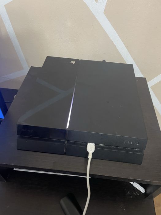 Vând ps 4 slim s