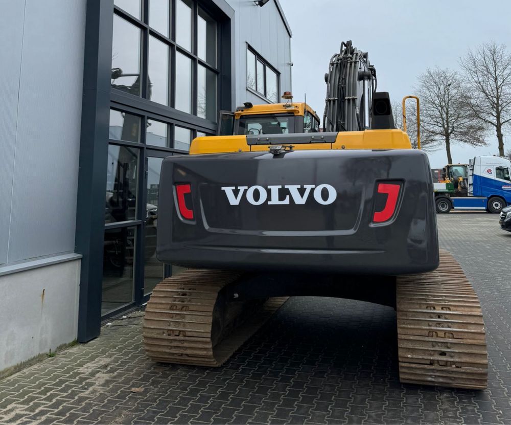 Excavator Volvo EC 220 DL  an 2014  10000ore import Olanda