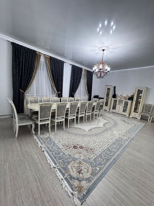 сервант, стол со стульями