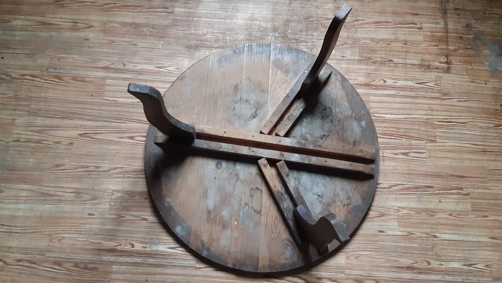 Трикрака дървена маса