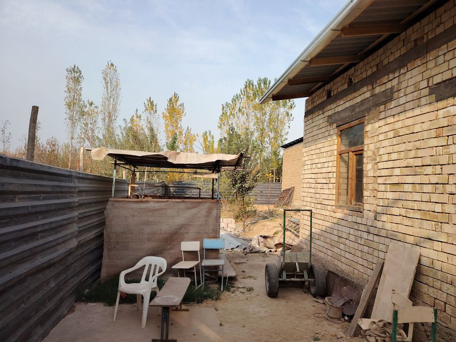 Тошмореда уй сотилади 3.ярим сотихли 2 хона янги курилган ураган