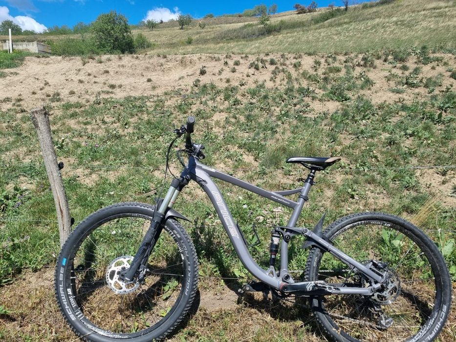 Vand bicicleta  full suspension .
[24.08, 21:50] Estera