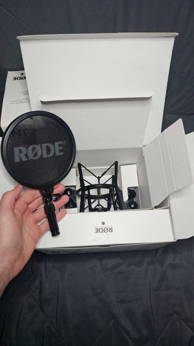 PACHET STUDIO Rode NT2-A Bundle + Focusrite 2i2 Gen 3 + Stativ