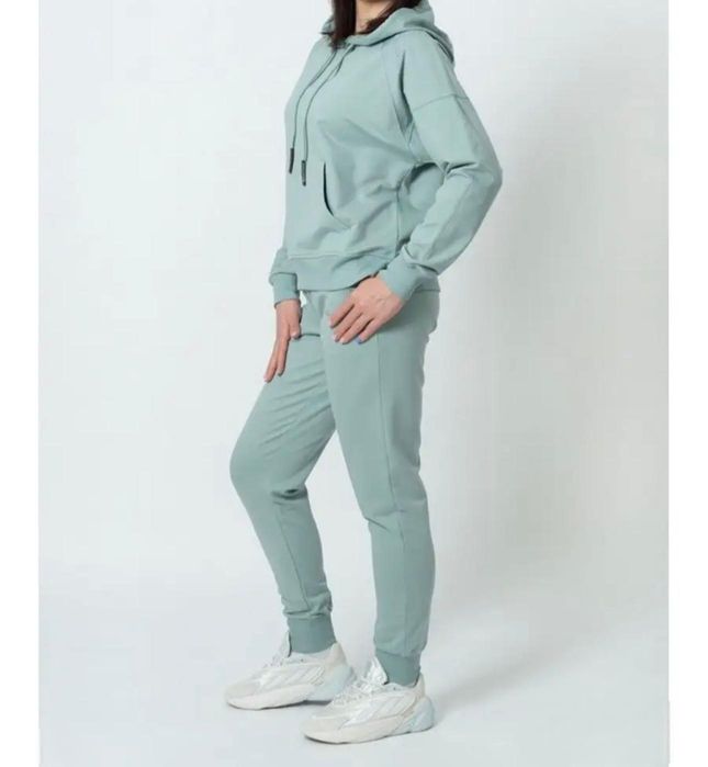 Женский спортивный костюм