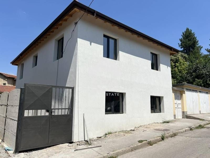 Нова двуетажна къща в кв. Любен Каравелов