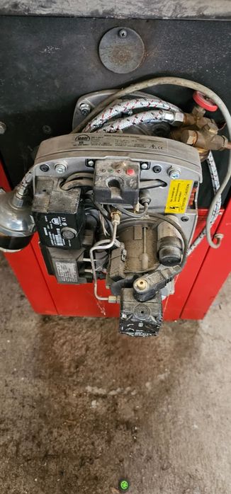 Vând centrală pe lemn și motorină.