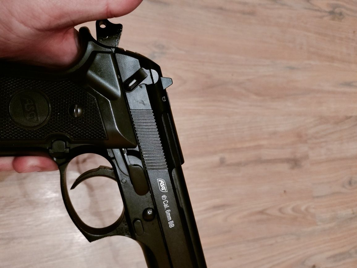 Replica 1:1 a pistolului Beretta M9