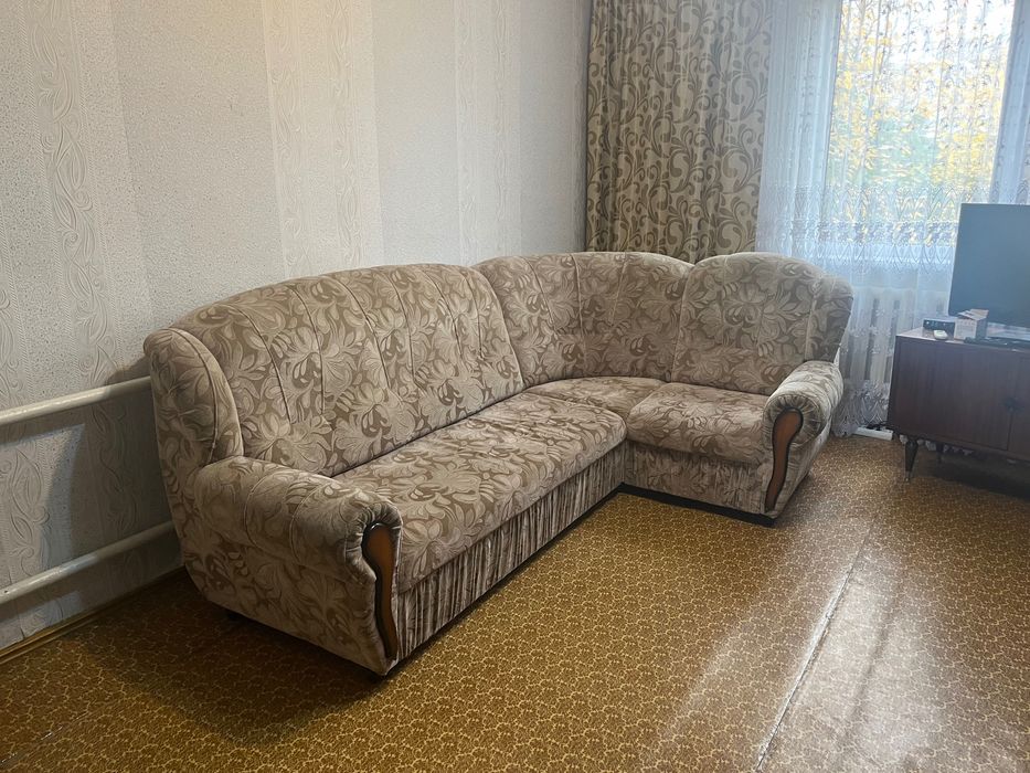 Продам угловой диван и кресло