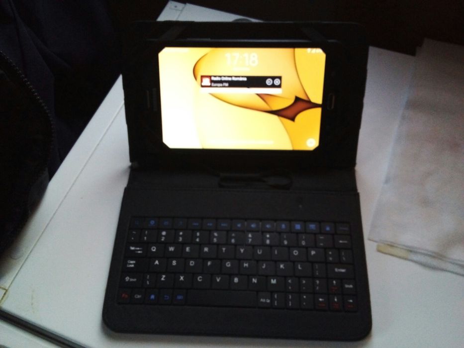 Tableta Galaxy Tab A ( 2016) + husă cu tastatura Hama cadou