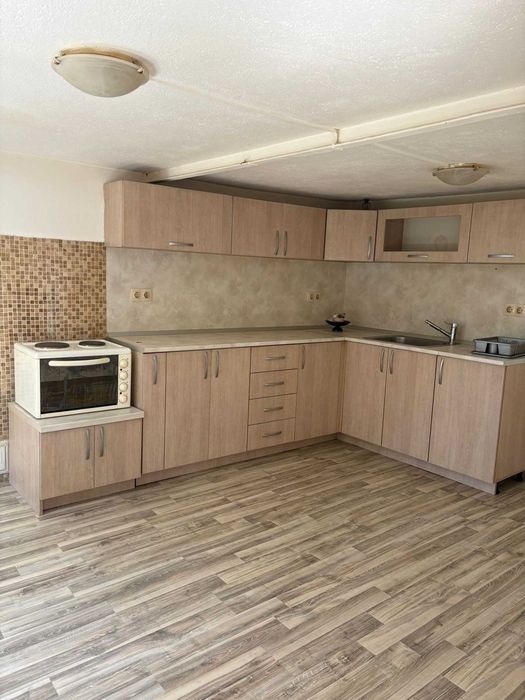 Продава масивна къща в централната част на с.Енина