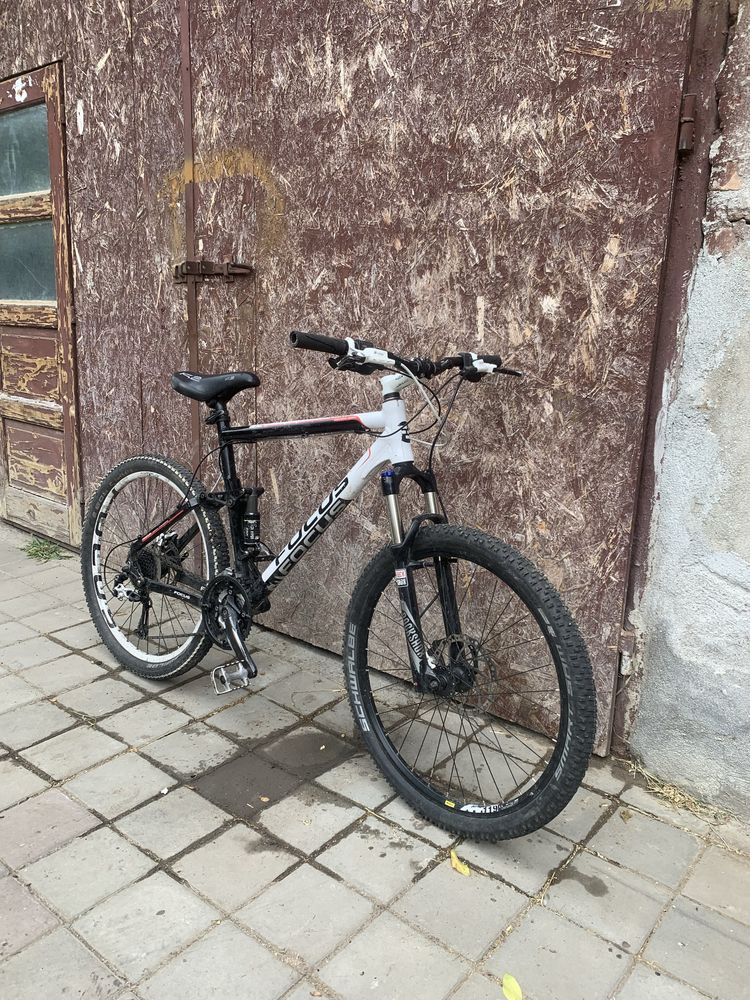 Bicicletă focus full-suspension