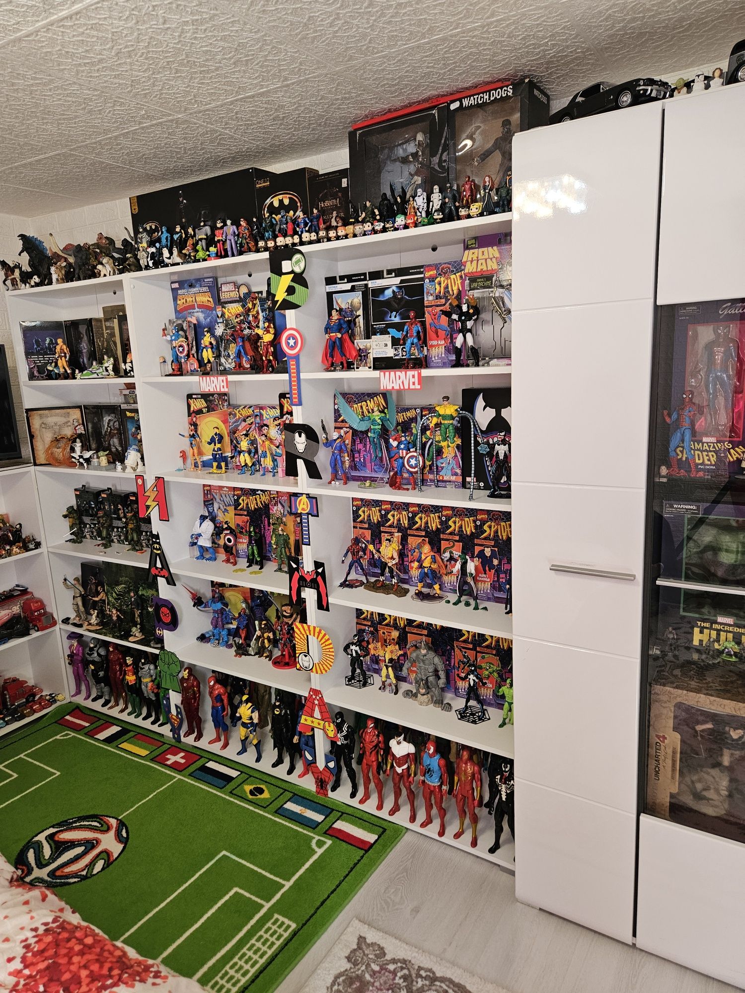 Vand  urgent figurine