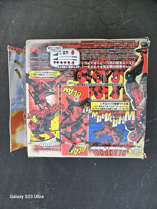 Vând figurina deadpool...