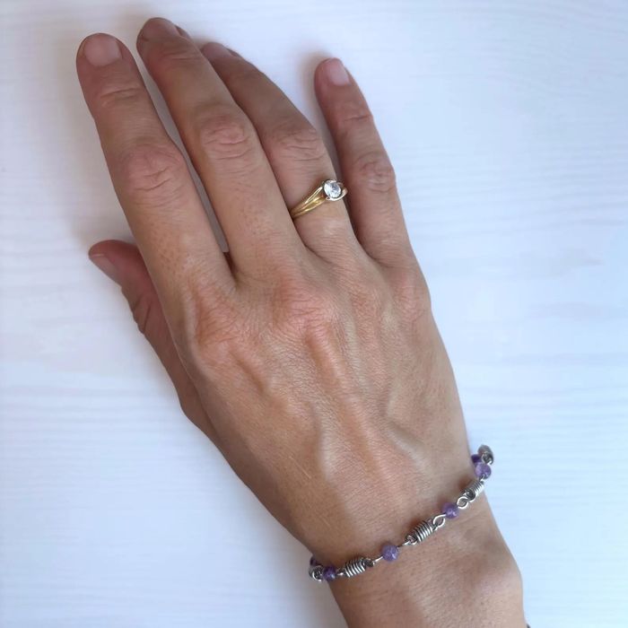 Ръчно изработена гривна с естествени камъни аметист