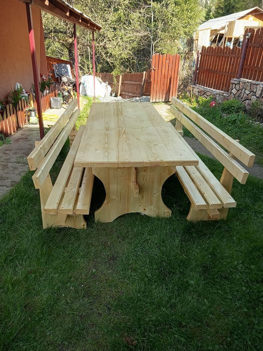 Masa cu bănci diferite dimensiuni