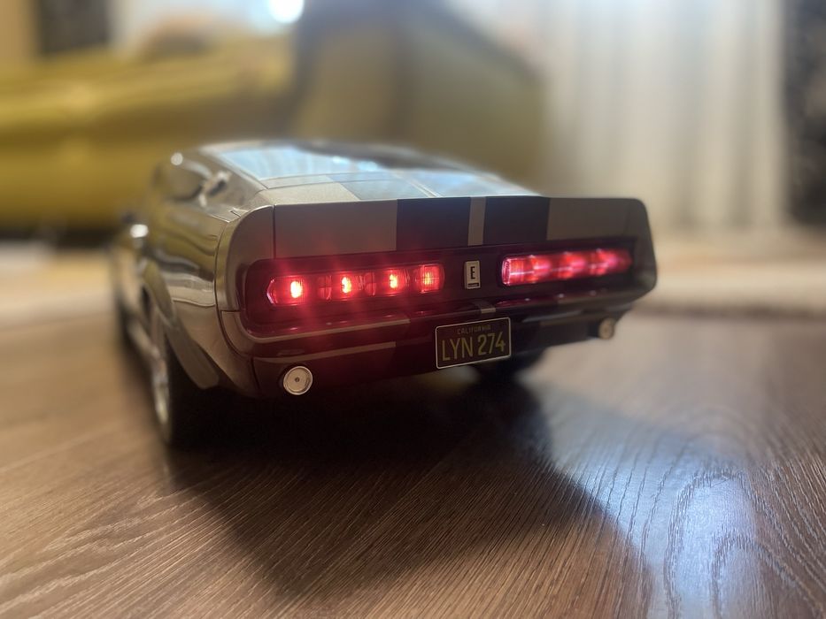 Vând sau machetă Mustang Eleanor 1:8