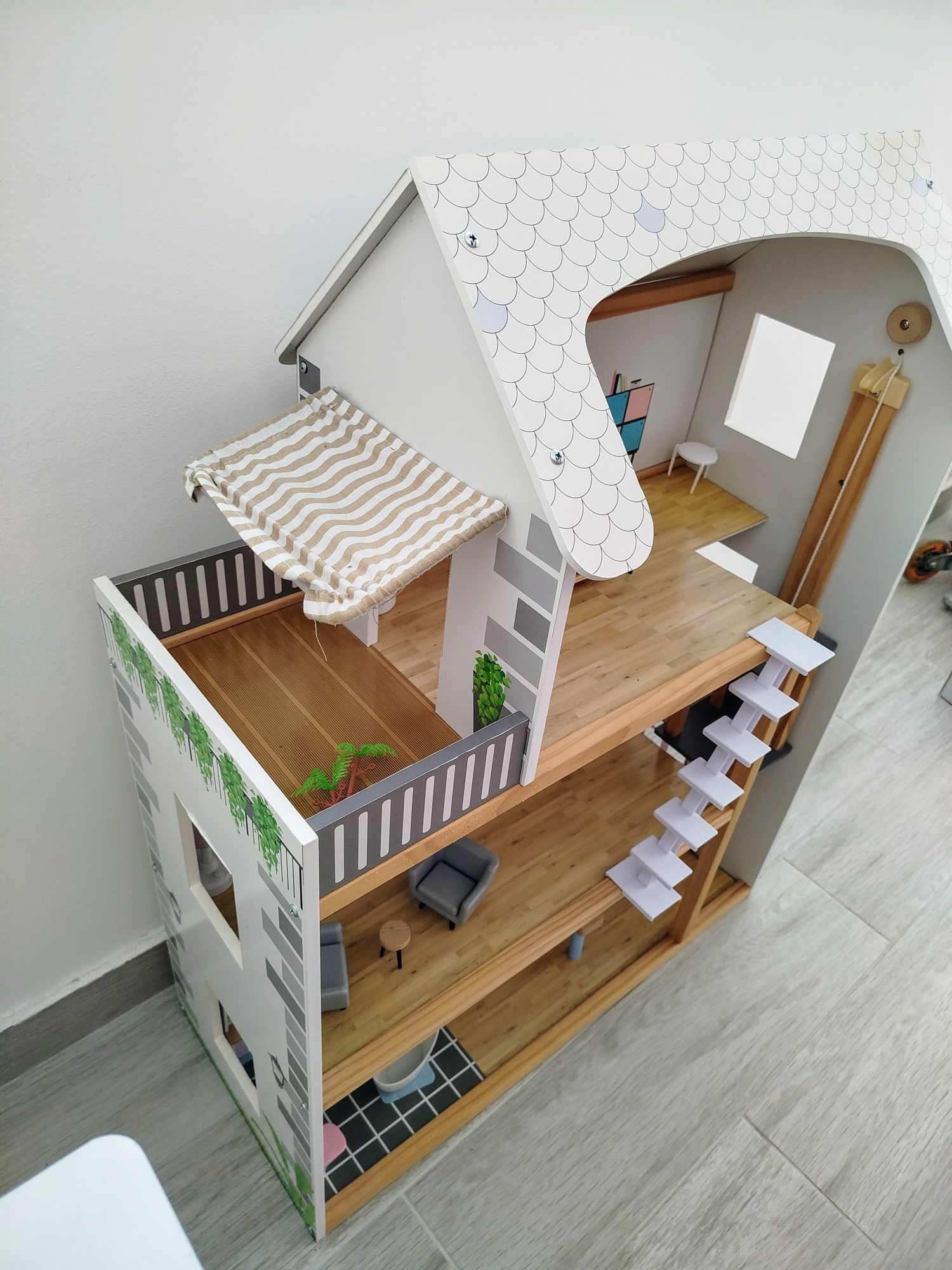 Дървена къща за кукли