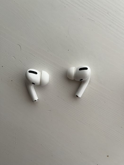 AirPods Pro (MagSafe charging case)