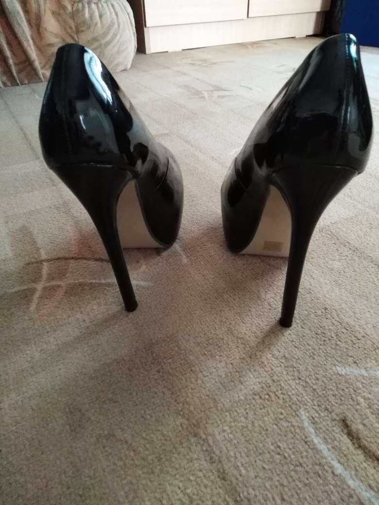 продавам дамски обувки на ток