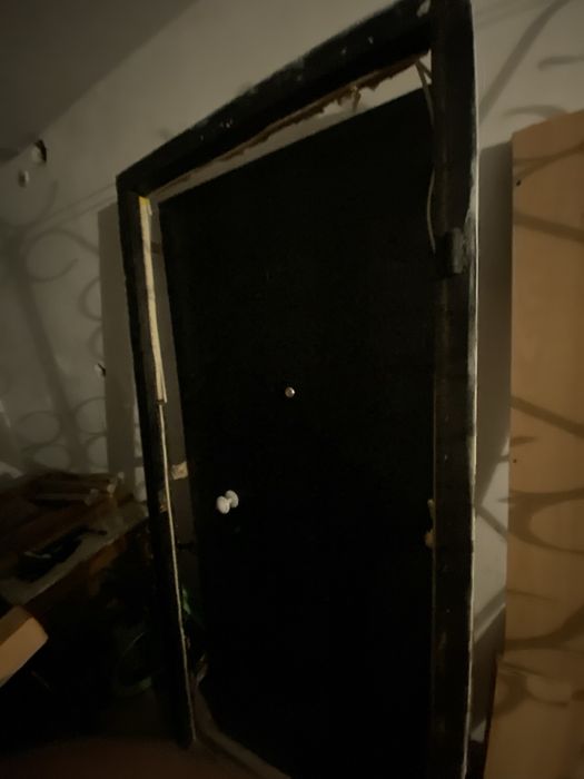 Продам железную входную дверь