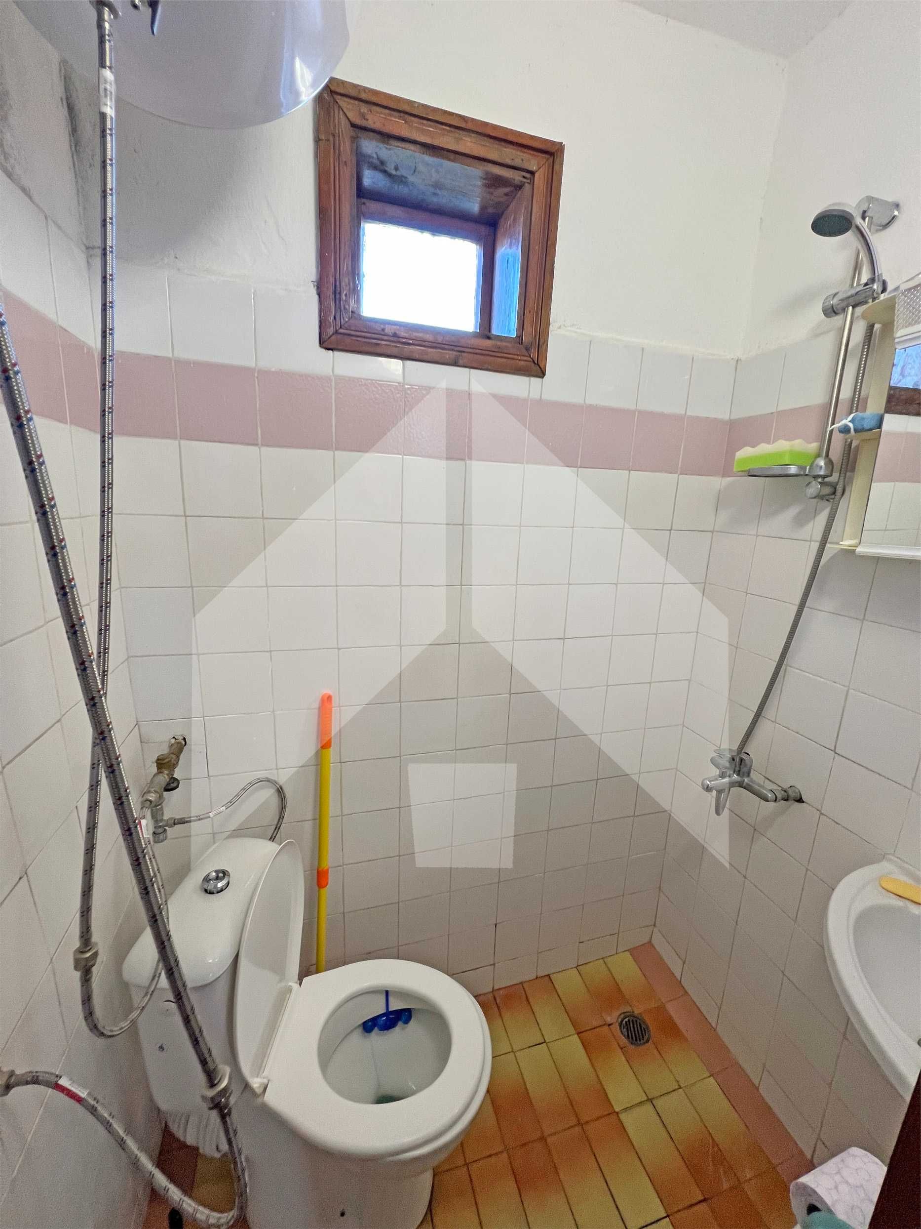 ПРОДАВА двуетажна, тухлена вила в ЕКО село Тръница (общ. Нови пазар).