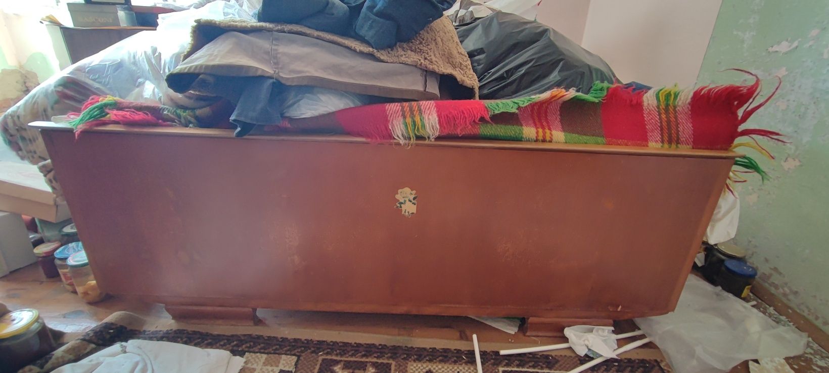 Продавам ретро гардероб и спалня с нощни шкафчета ,бюфет секция