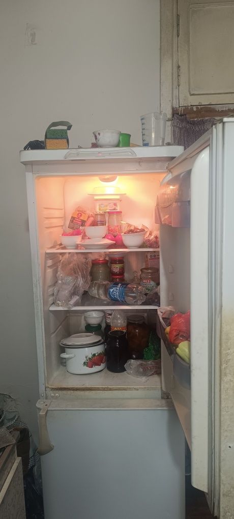 продается холодильник бирюса