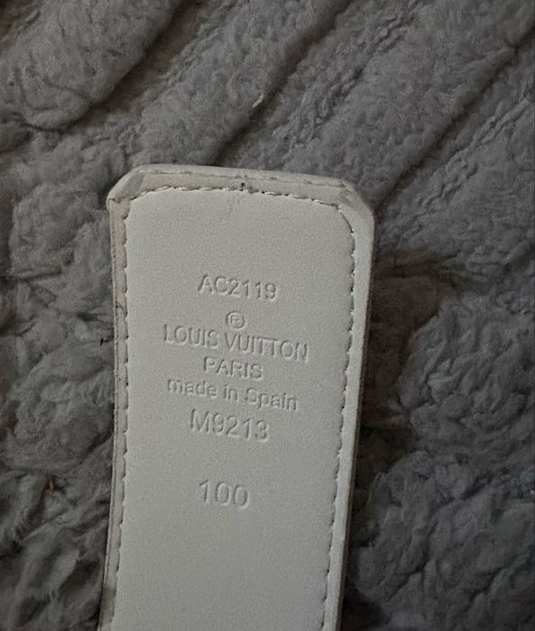 Vand curea lv alba cu accesorii noua