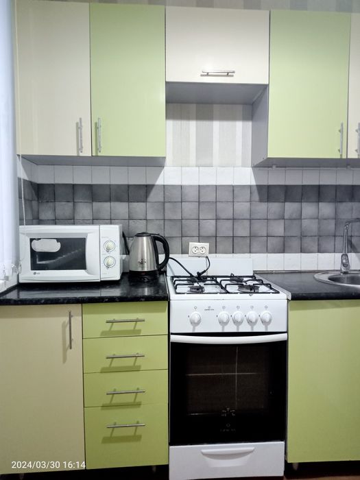 Сдаю -2-х.ком.кв  на 4 мкр.