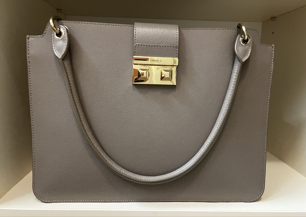Елегантна голяма сива чанта на Furla от естествена кожа