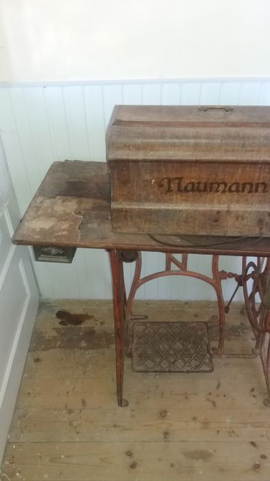 Mașină de cusut vintage NAUMANN