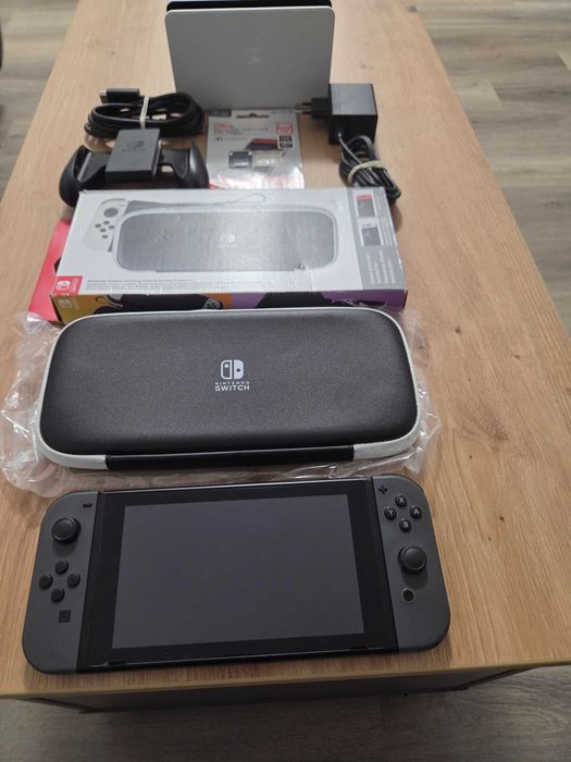 Nintendo Switch modat dual cu card Sandisk Ultra 256gb in stare buna