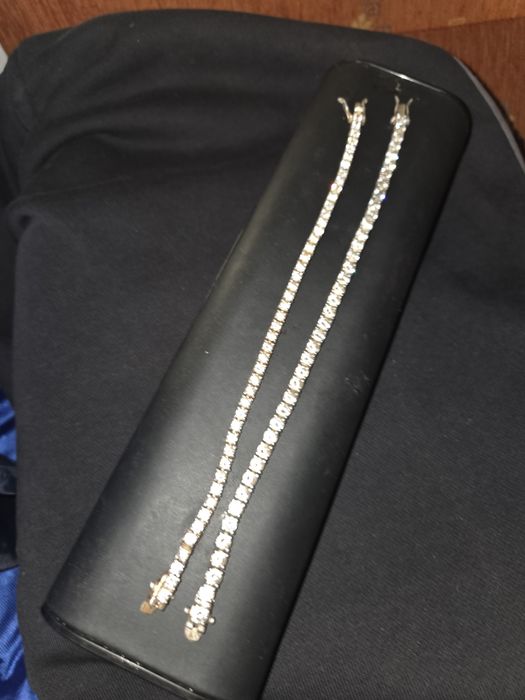 Сребърна гривна с цирконии