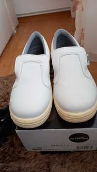 Pantofi albi noi