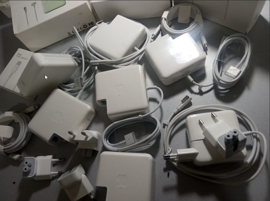 на ваш MacBook magsafe и Type-c - зарядка, блок питания