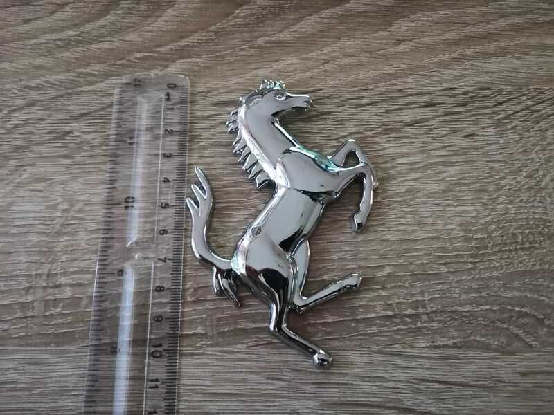 Ferrari конче сребриста емблема дясна