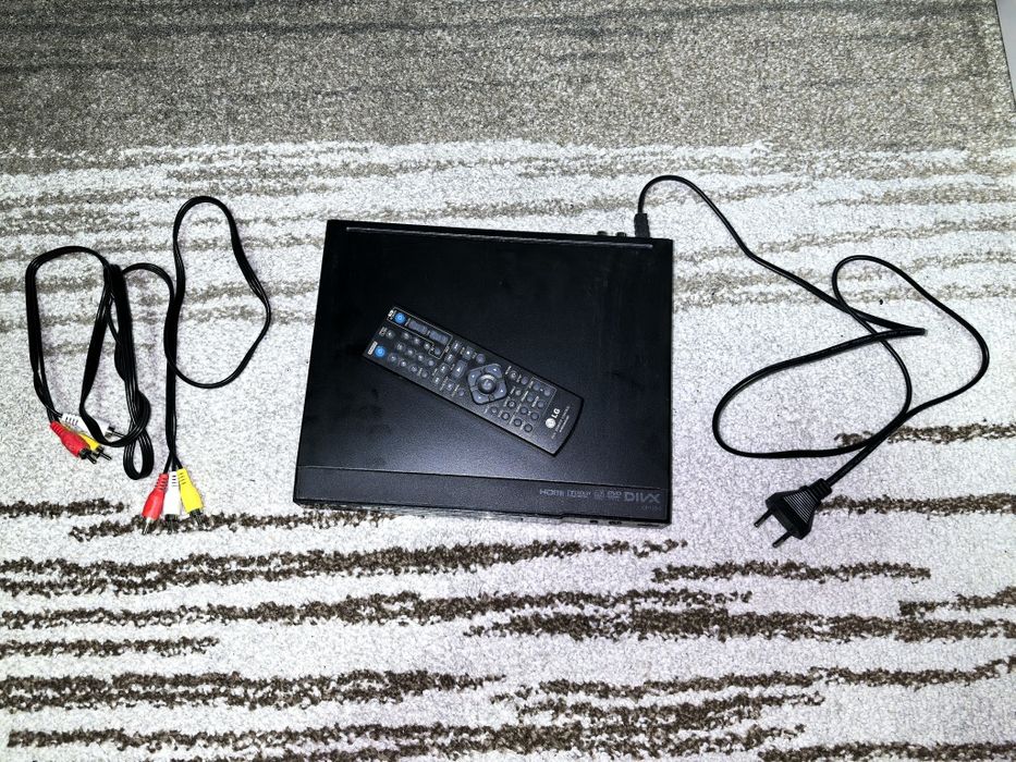 Vând DVD/CD player LG DP132H